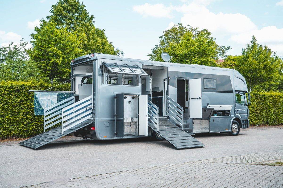 Camión para caballos Mercedes MERCEDES-BENZ 0 De segunda mano