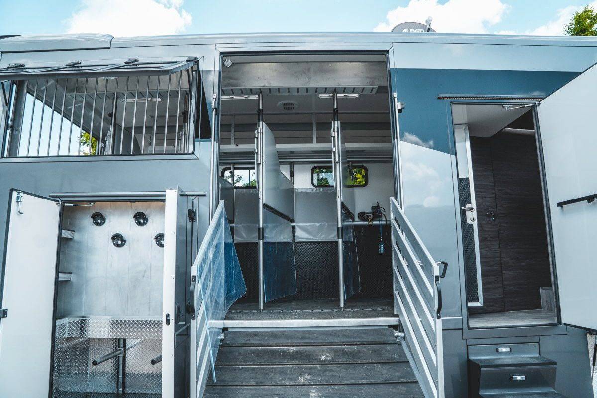 Camión para caballos Mercedes MERCEDES-BENZ 0 De segunda mano