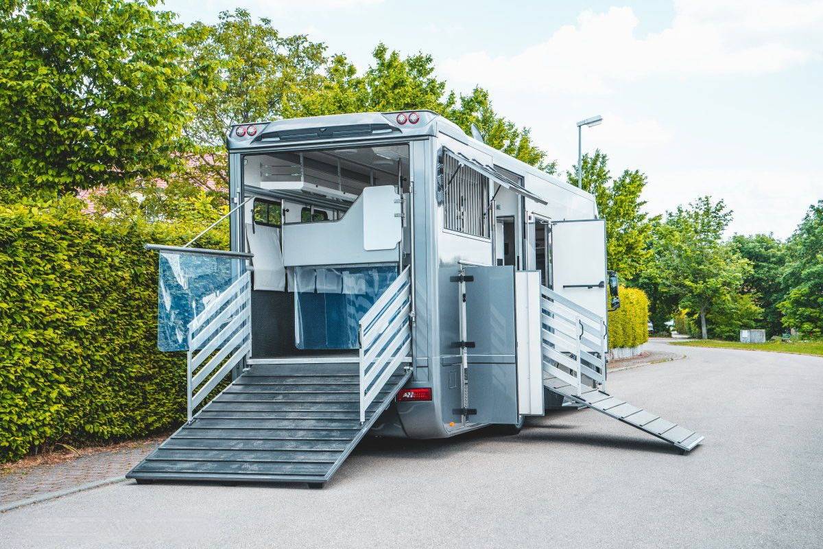 Camión para caballos Mercedes MERCEDES-BENZ 0 De segunda mano