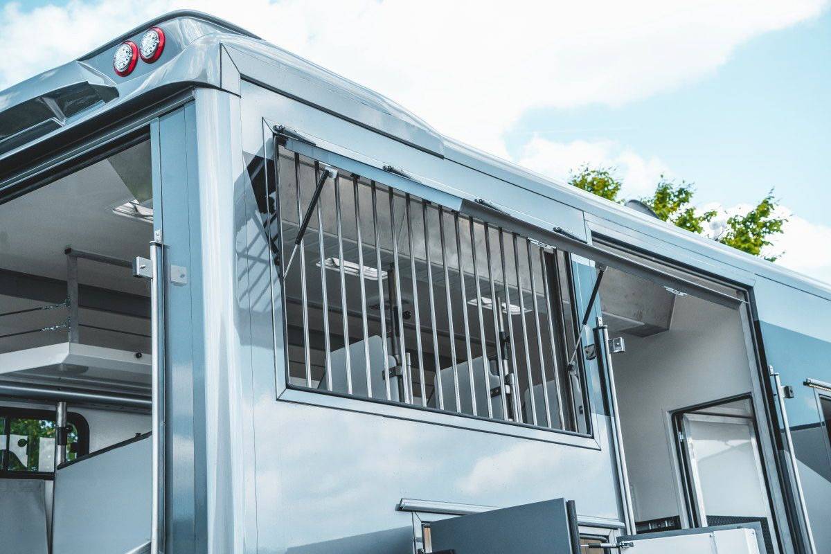 Camión para caballos Mercedes MERCEDES-BENZ 0 De segunda mano