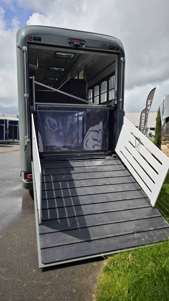 Camión para caballos Mercedes Classicspace 2640 2024 Nuevo