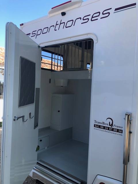Furgoneta para caballos Trans Box New svelto 5  2024 Nuevo
