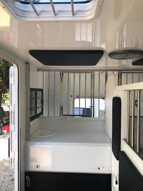 Furgoneta para caballos Trans Box New svelto 5  2024 Nuevo