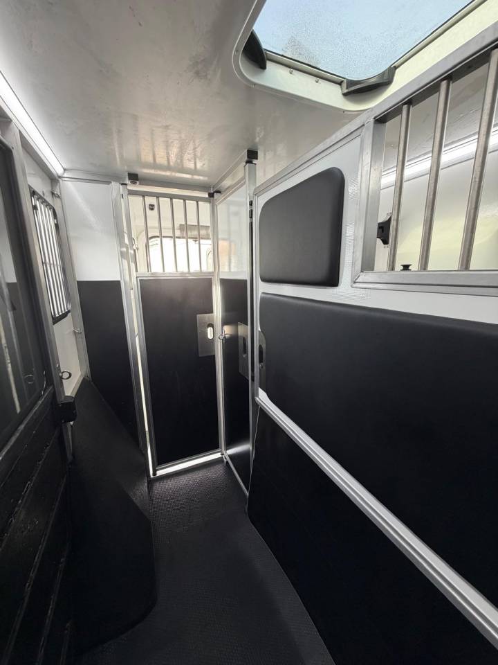 Furgoneta para caballos Krismar renault master 165 cv 2024 Nuevo