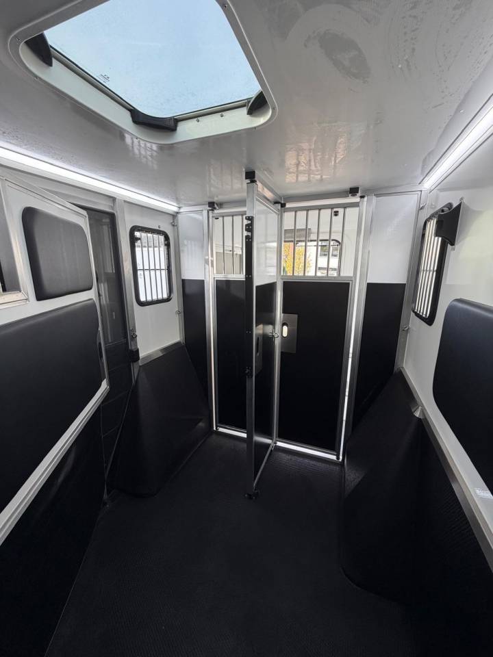 Furgoneta para caballos Krismar renault master 165 cv 2024 Nuevo