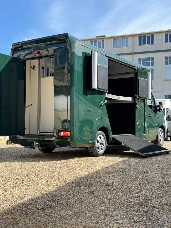 Furgoneta para caballos AKX Renault 5p 2024 Nuevo