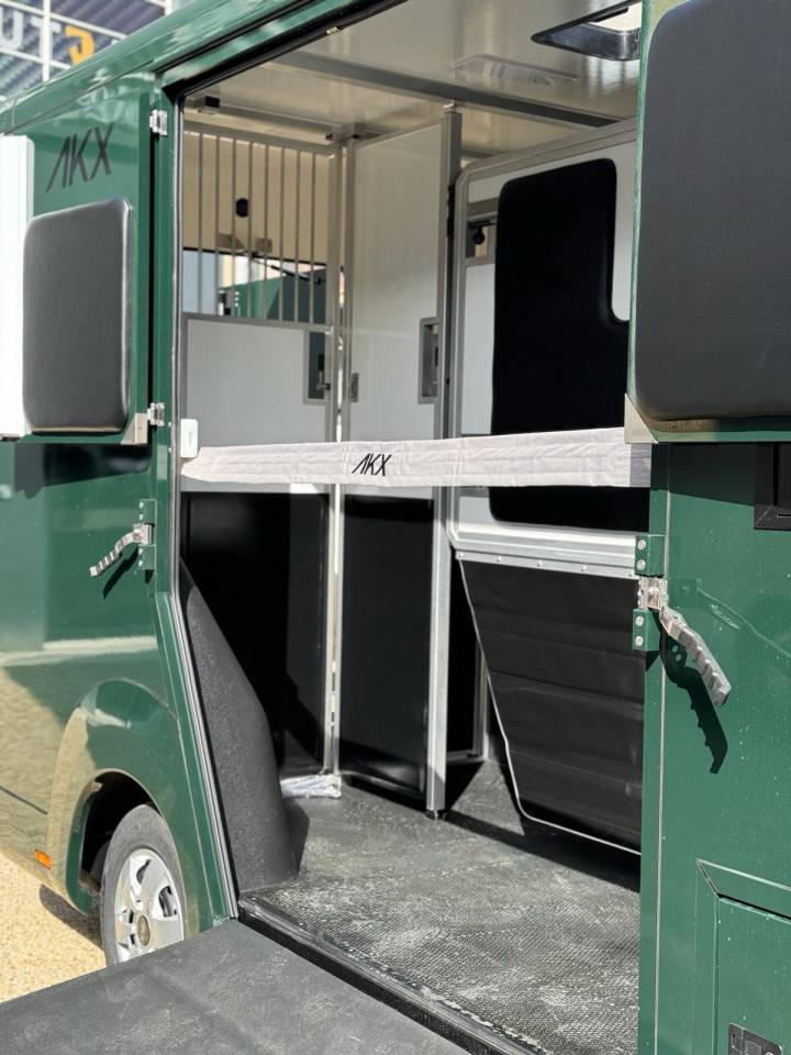 Furgoneta para caballos AKX Renault 5p 2024 Nuevo
