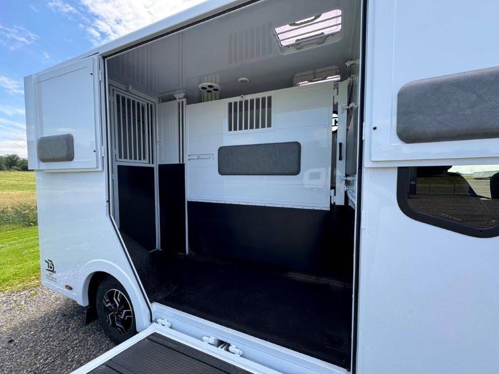 Furgoneta para caballos TBST RENAULT MASTER 2024 Nuevo