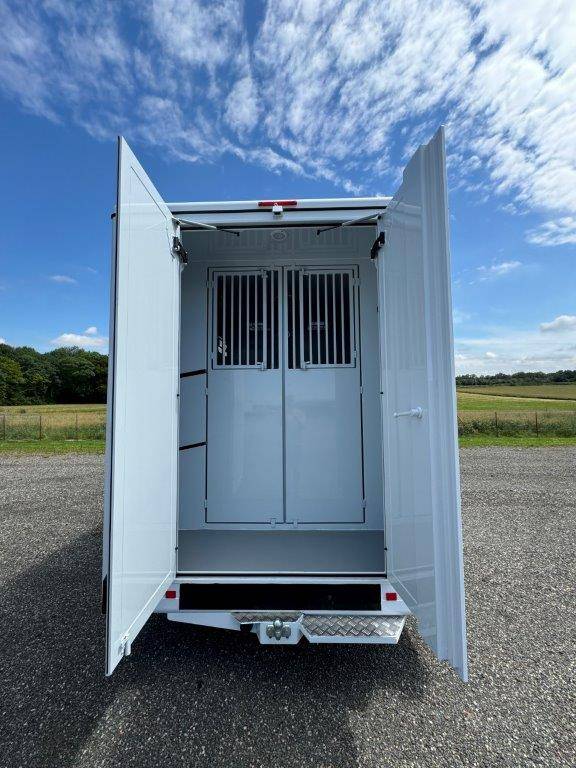 Furgoneta para caballos TBST RENAULT MASTER 2024 Nuevo