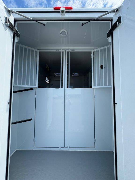 Furgoneta para caballos TBST RENAULT MASTER 2024 Nuevo