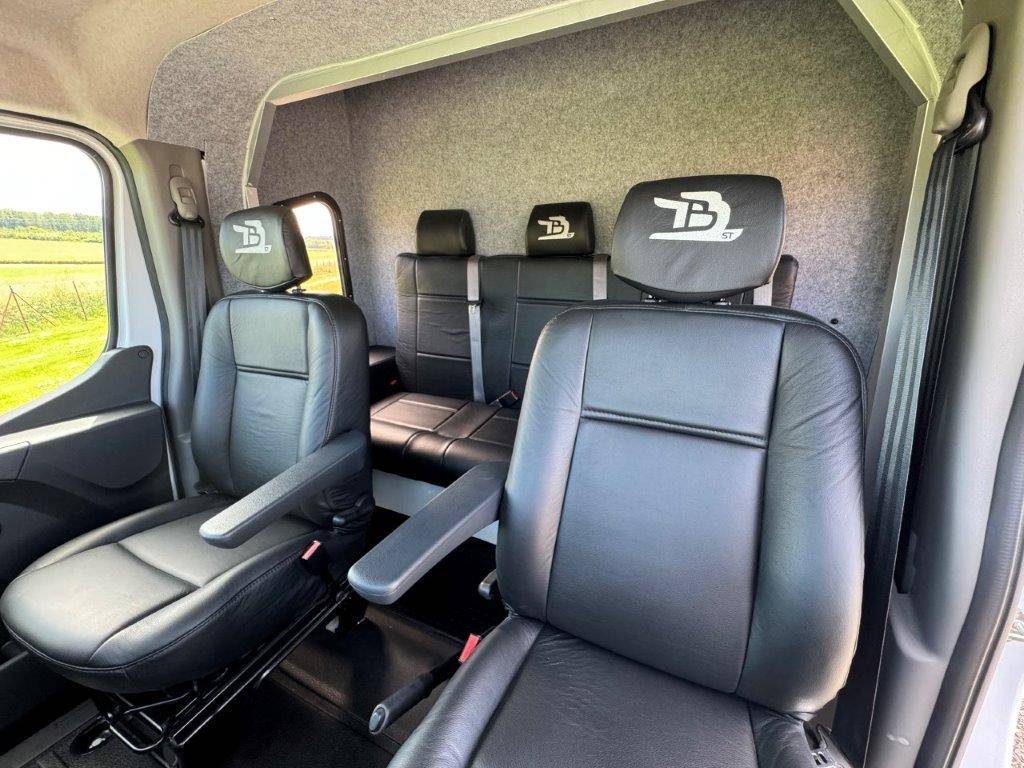 Furgoneta para caballos TBST RENAULT MASTER 2024 Nuevo