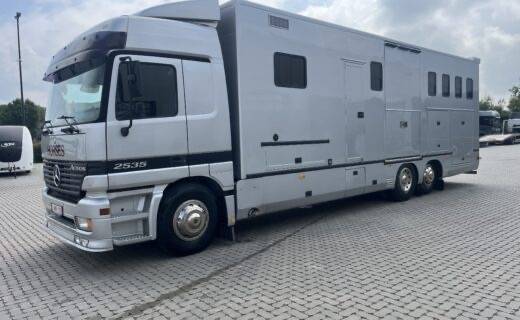 Camión para caballos Mercedes actros 2000 De segunda mano