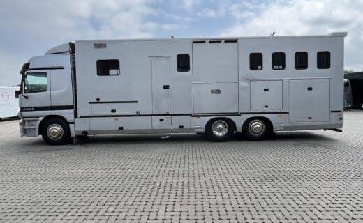 Camión para caballos Mercedes actros 2000 De segunda mano