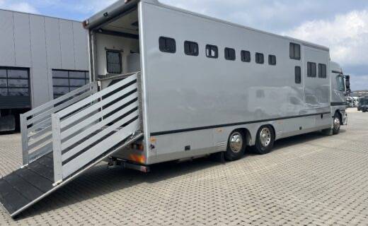 Camión para caballos Mercedes actros 2000 De segunda mano
