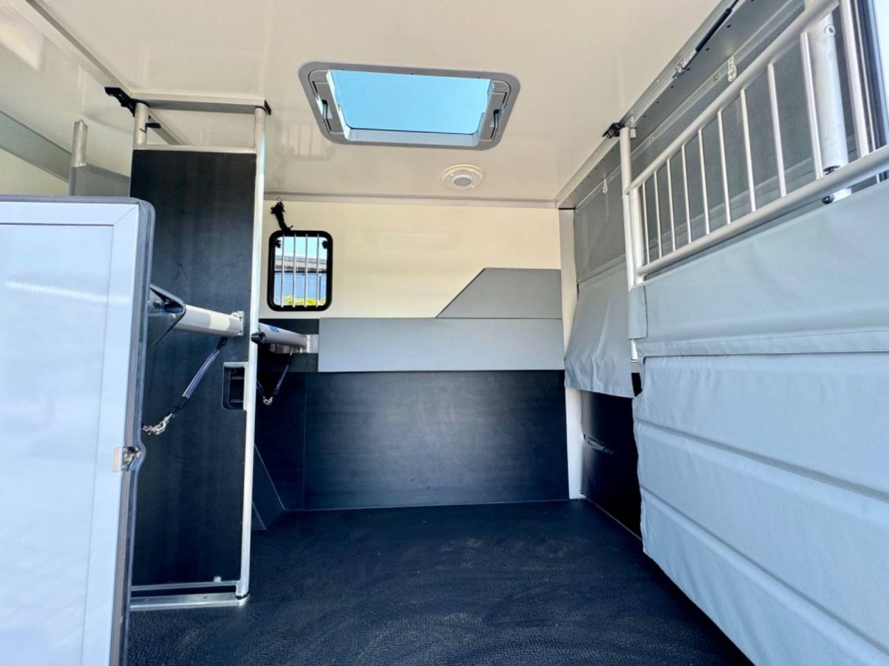 Furgoneta para caballos Otra marca NISSAN 0 Nuevo