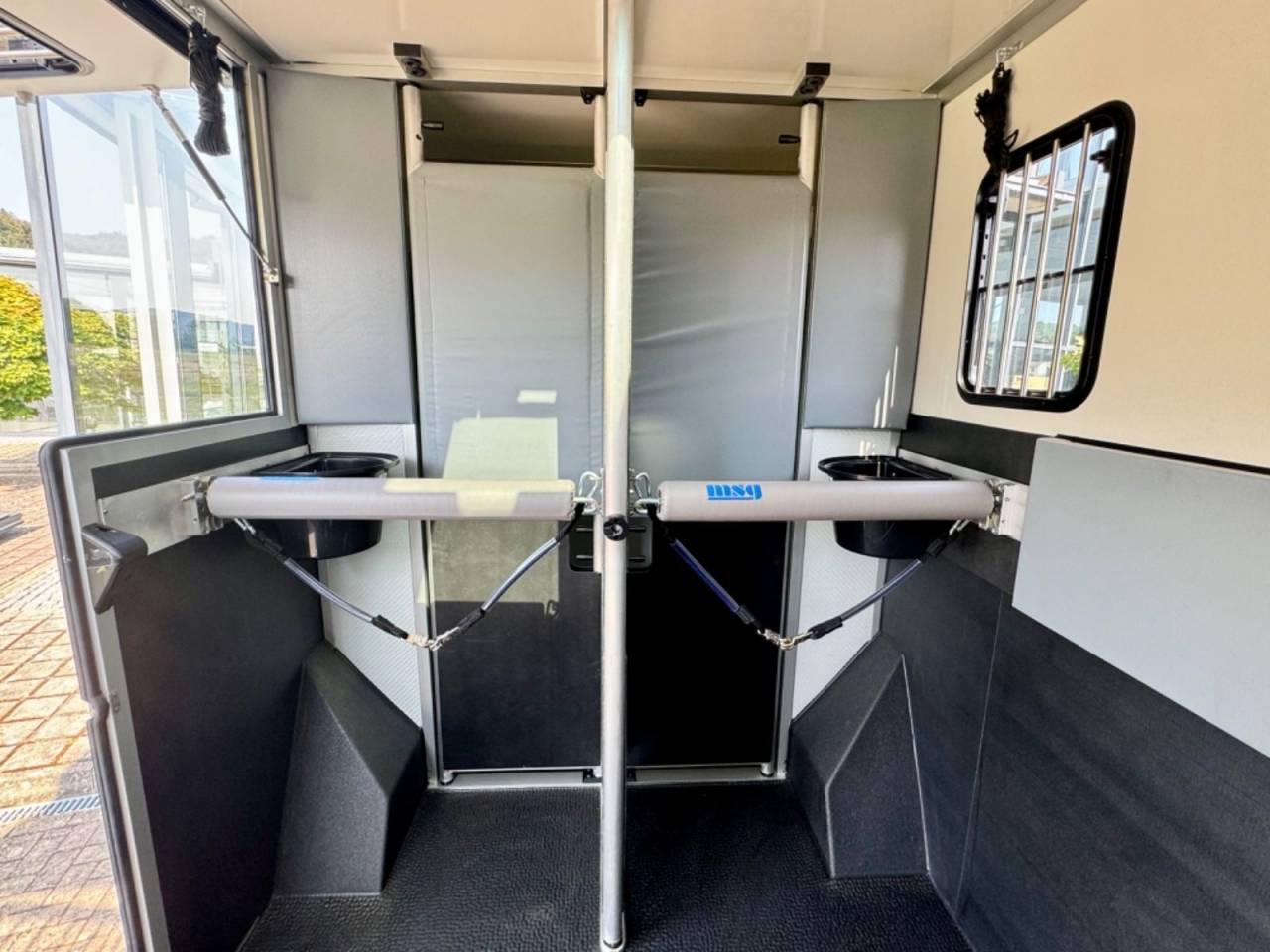 Furgoneta para caballos Otra marca NISSAN 0 Nuevo