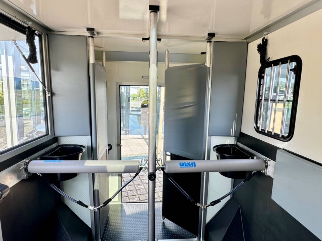 Furgoneta para caballos Otra marca NISSAN 0 Nuevo