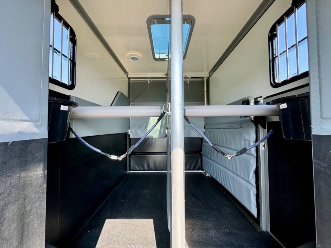 Furgoneta para caballos Otra marca NISSAN 0 Nuevo