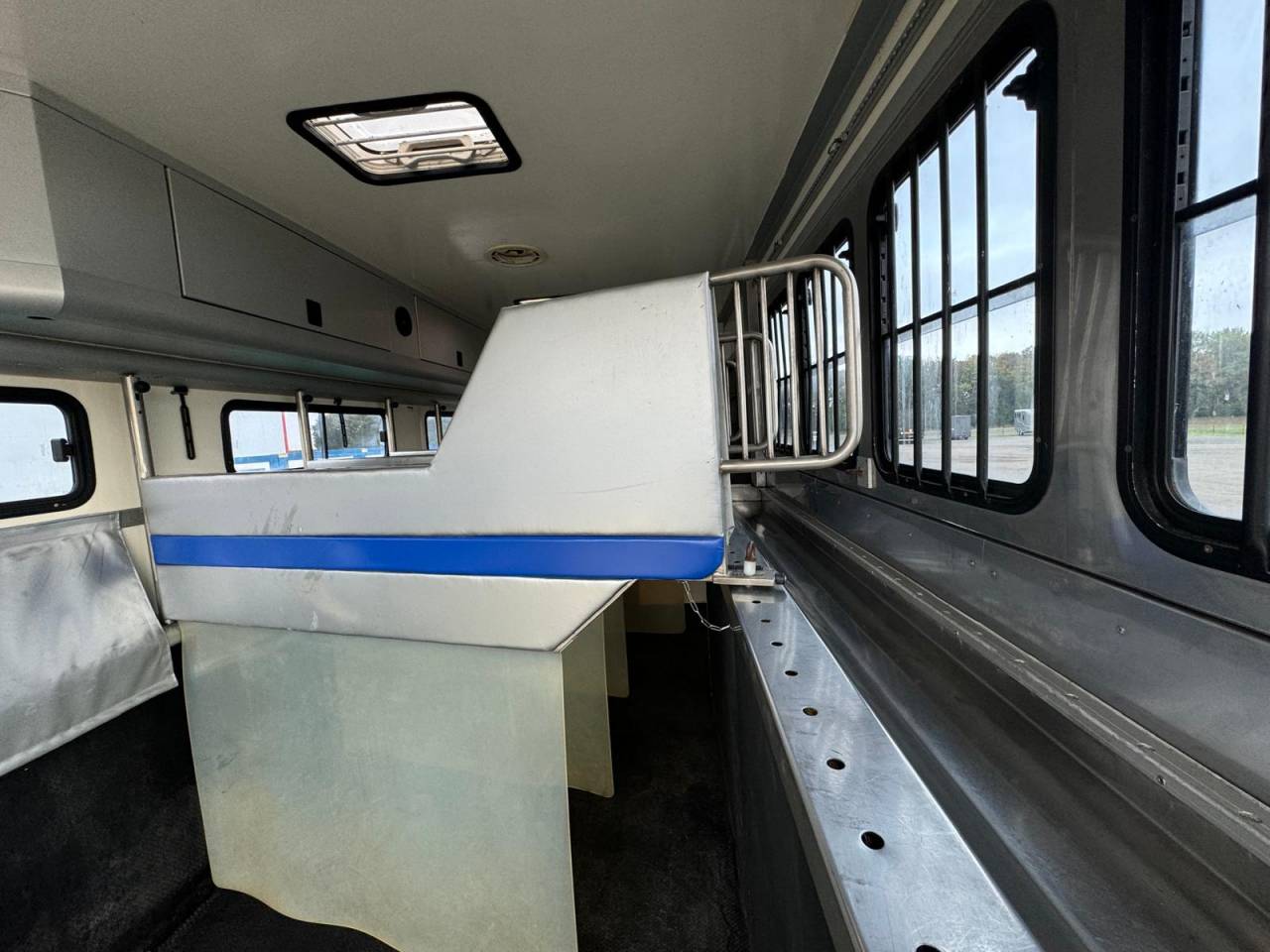 Camión para caballos Man AK 2007 De segunda mano