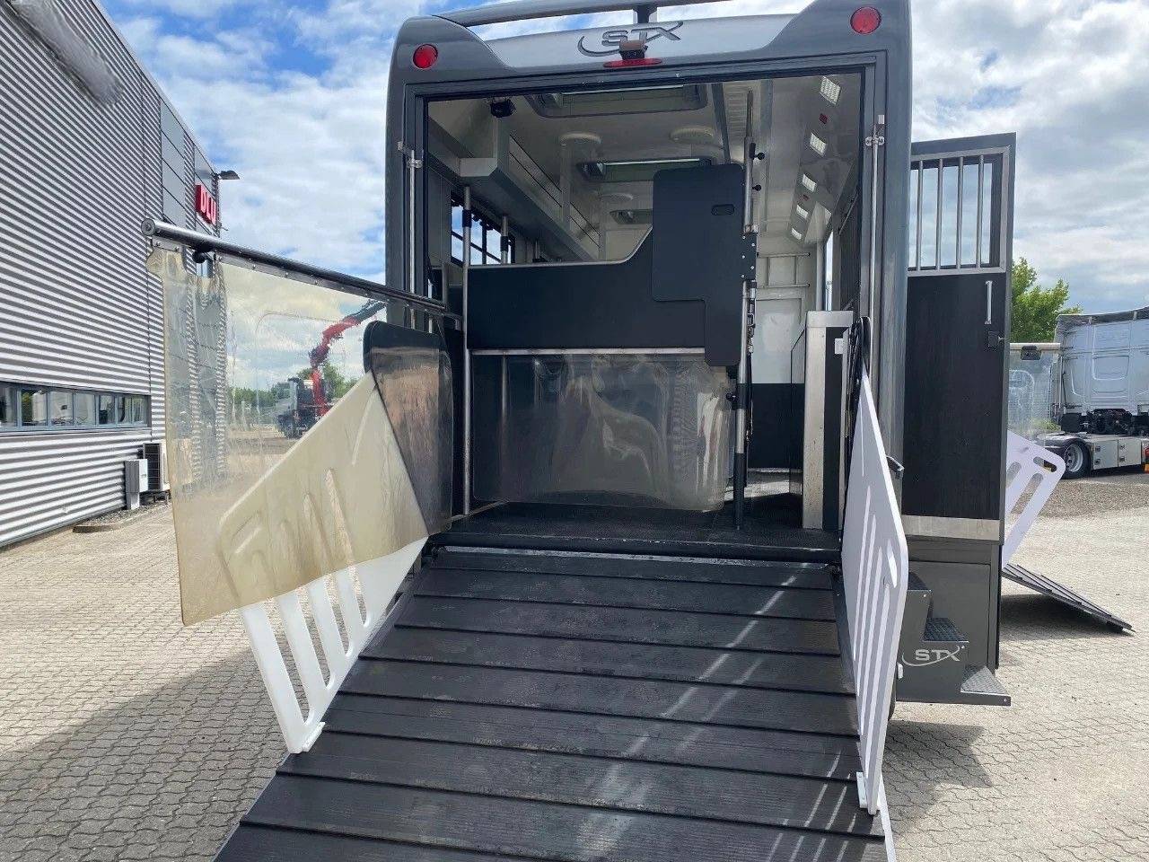 Camión para caballos Mercedes MERCEDES-BENZ 0 De segunda mano