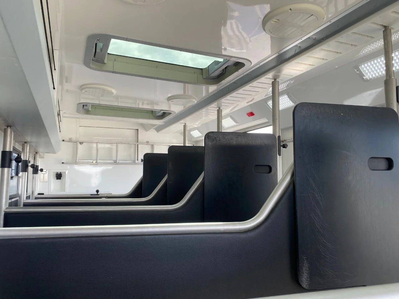 Camión para caballos Mercedes MERCEDES-BENZ 0 De segunda mano