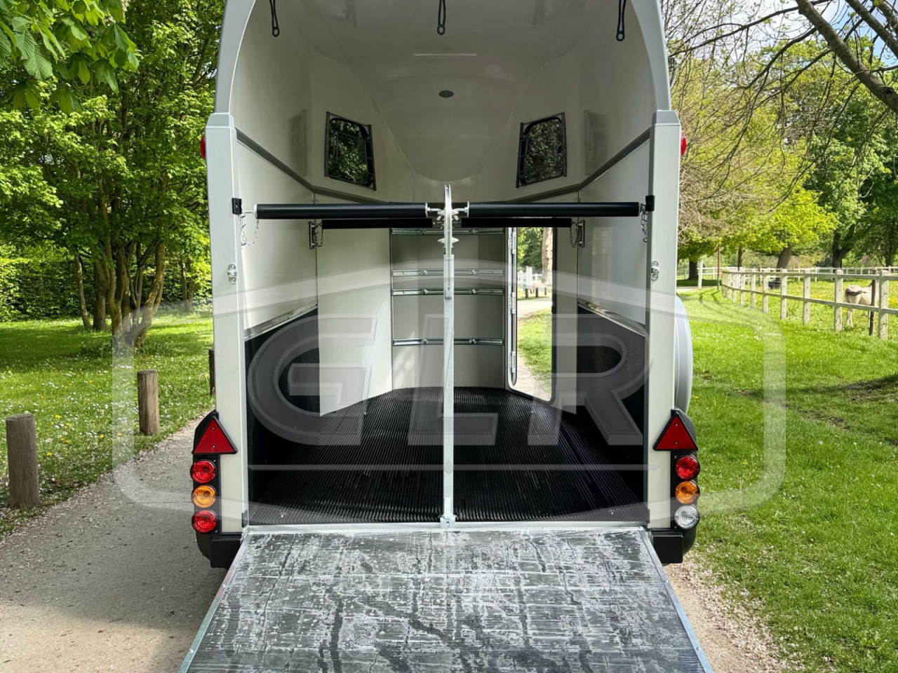 Van caballos Ifor Williams HBEECO 2 Caballos 2025 Nuevo