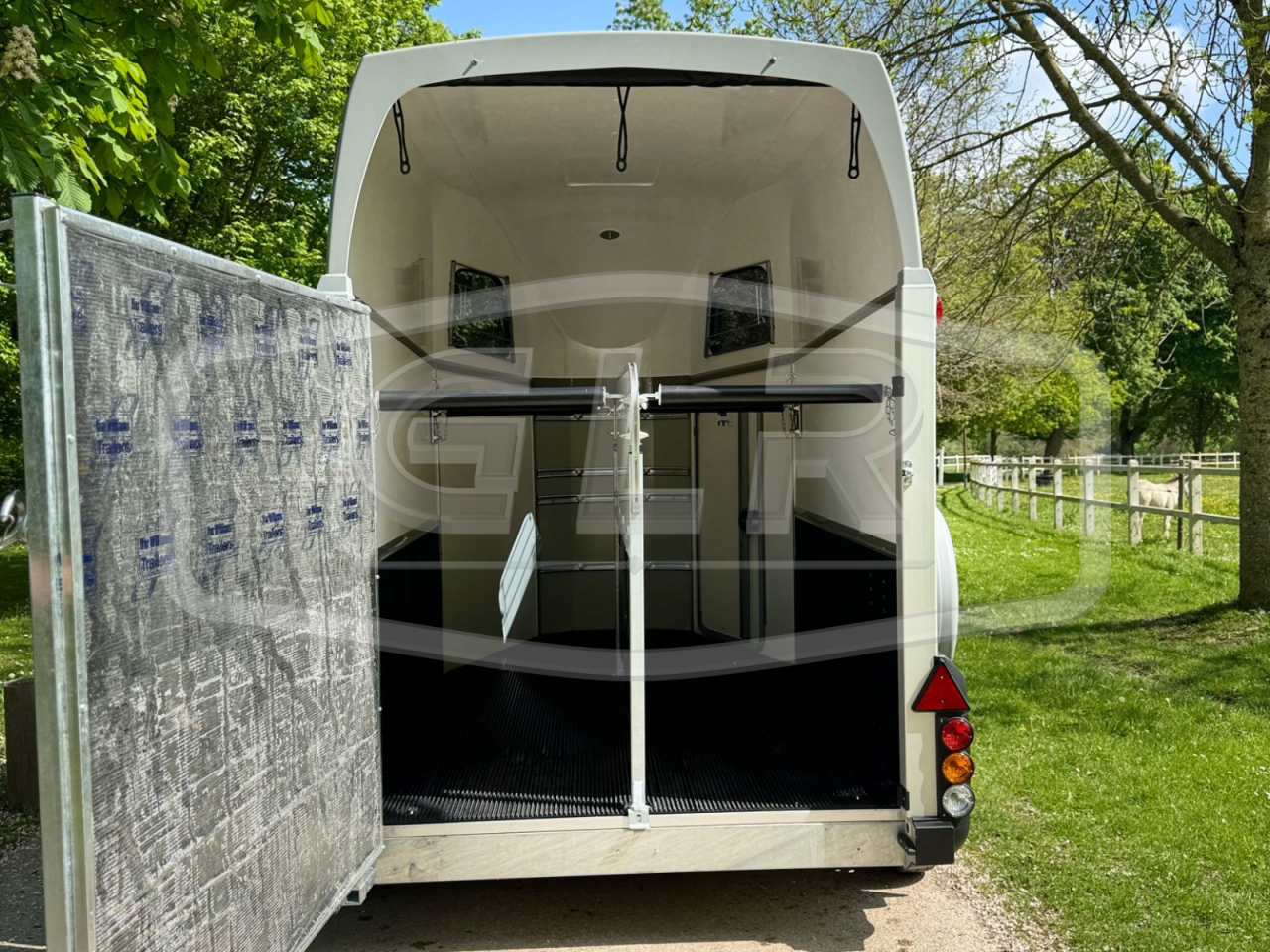 Van caballos Ifor Williams HBEECO 2 Caballos 2025 Nuevo