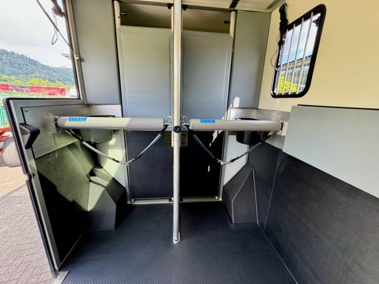 Furgoneta para caballos Otra marca NISSAN 0 Nuevo