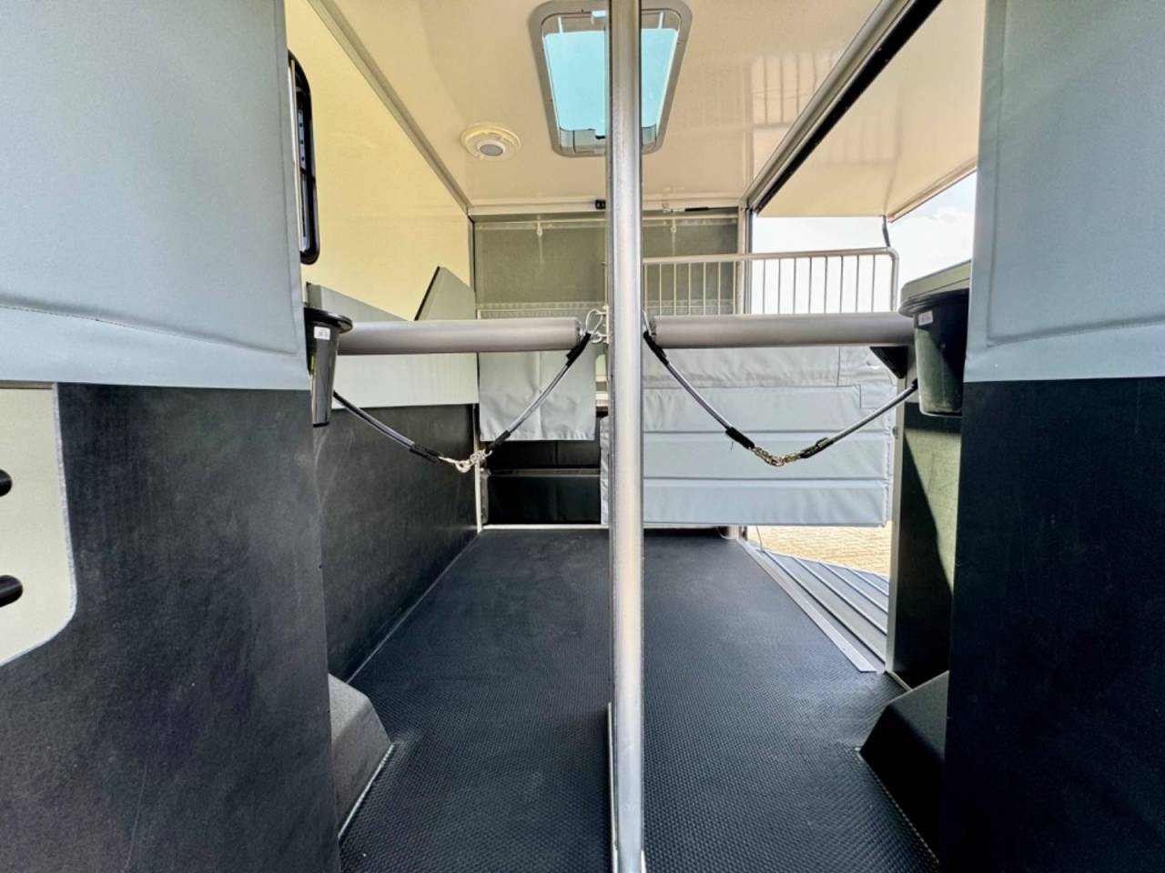 Furgoneta para caballos Otra marca NISSAN 0 Nuevo