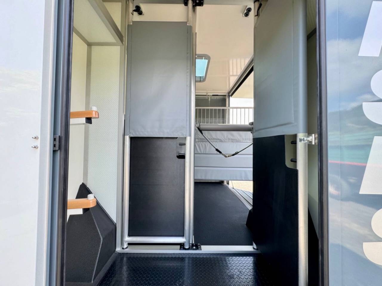 Furgoneta para caballos Otra marca NISSAN 0 Nuevo