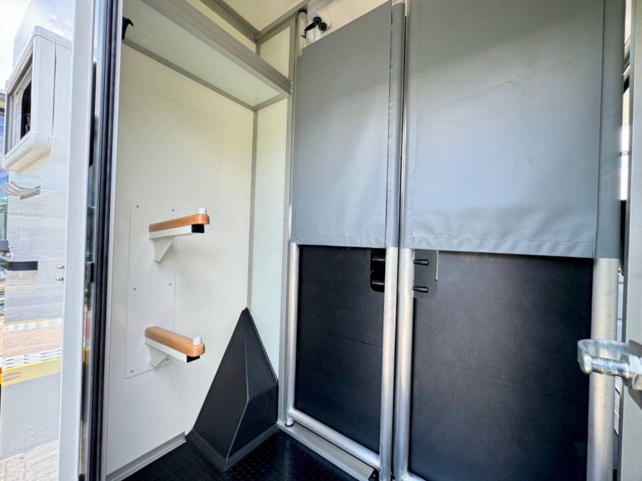 Furgoneta para caballos Otra marca NISSAN 0 Nuevo