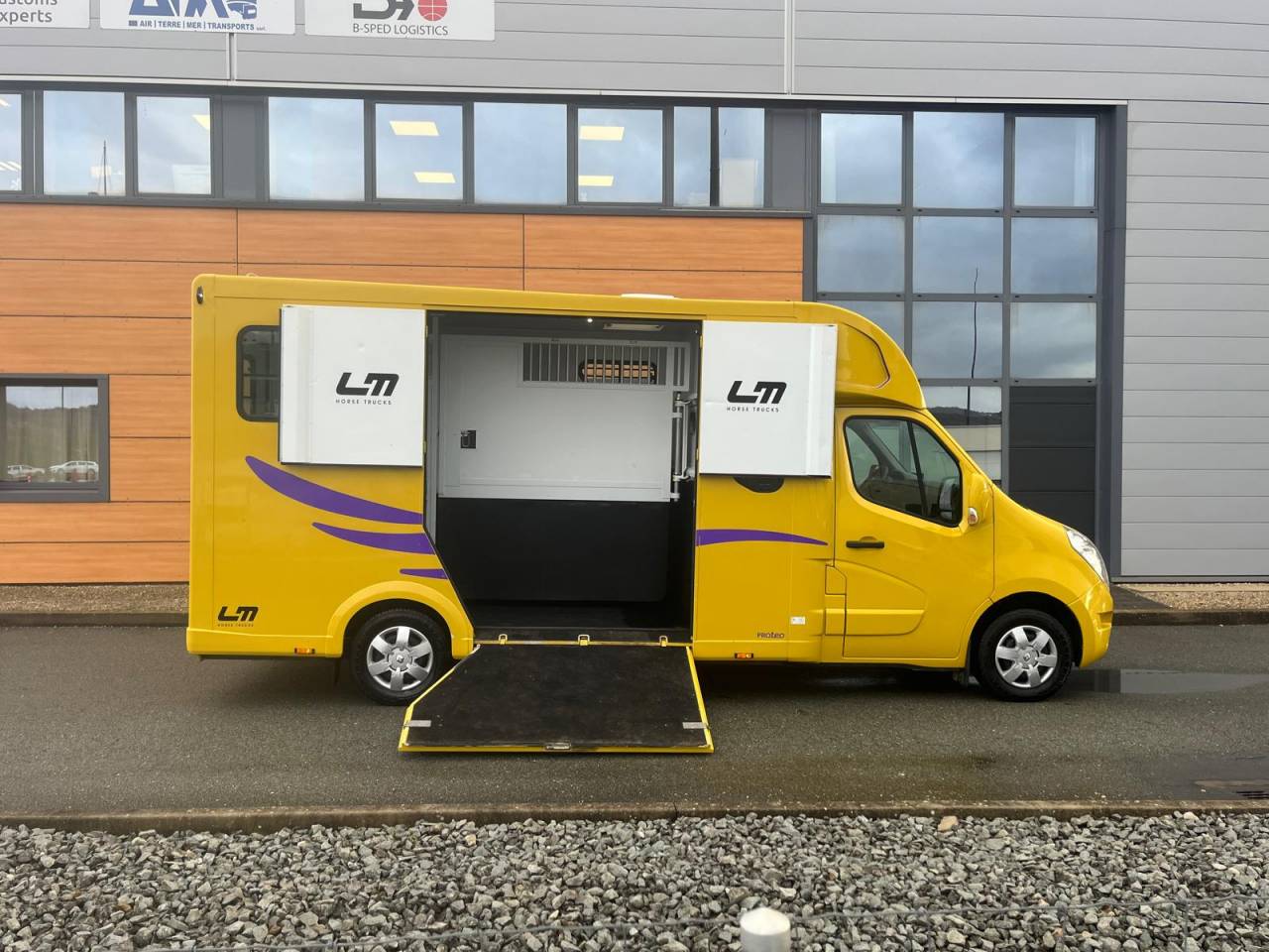 Furgoneta para caballos Theault PROTEO STALLE 5 PLACES 2017 De segunda mano