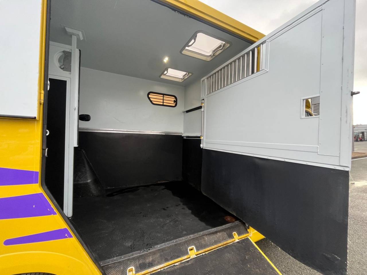 Furgoneta para caballos Theault PROTEO STALLE 5 PLACES 2017 De segunda mano