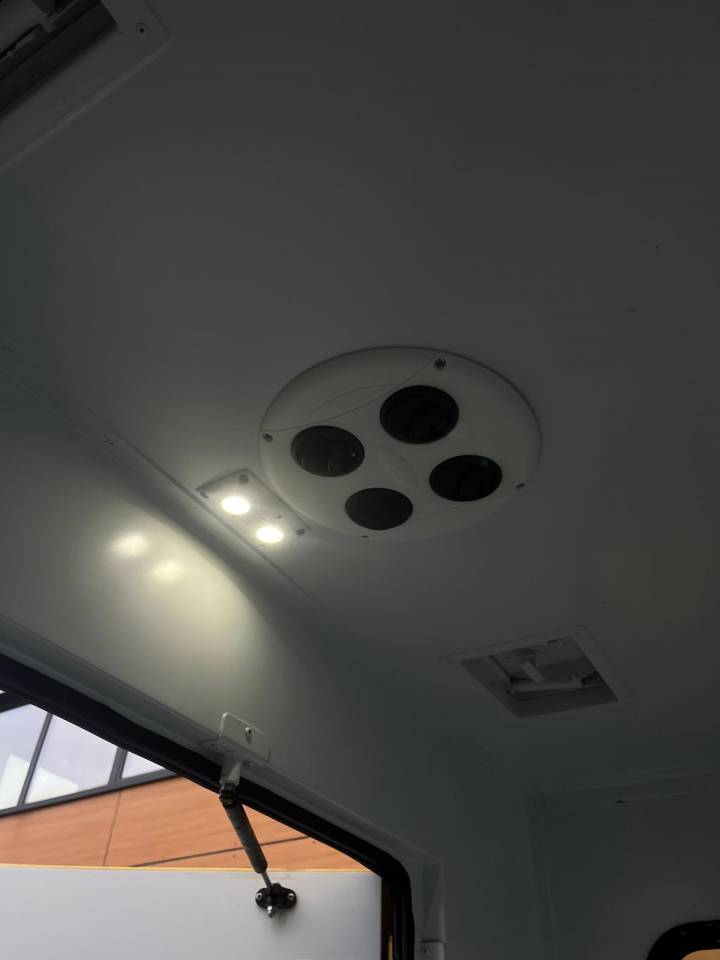 Furgoneta para caballos Theault PROTEO STALLE 5 PLACES 2017 De segunda mano