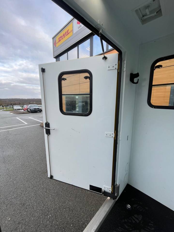 Furgoneta para caballos Theault PROTEO STALLE 5 PLACES 2017 De segunda mano