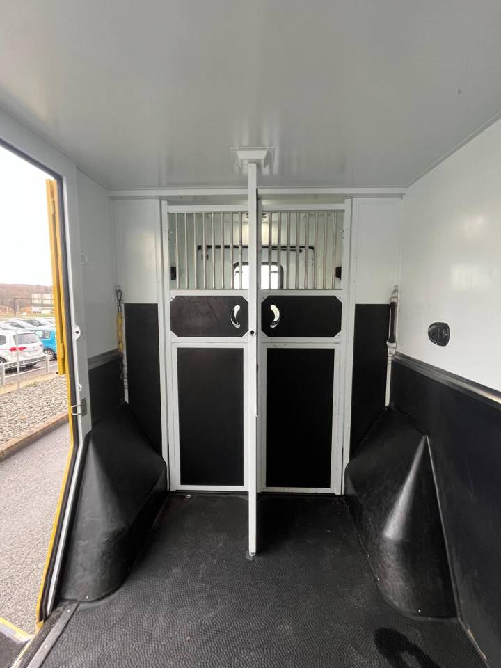 Furgoneta para caballos Theault PROTEO STALLE 5 PLACES 2017 De segunda mano