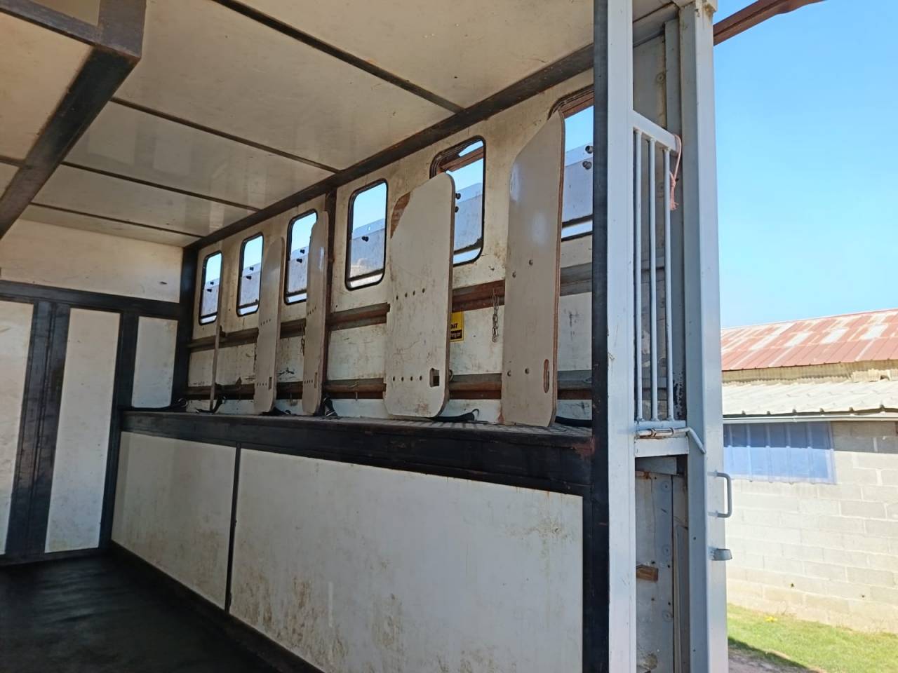 Camión para caballos Renault midlum 2004 De segunda mano