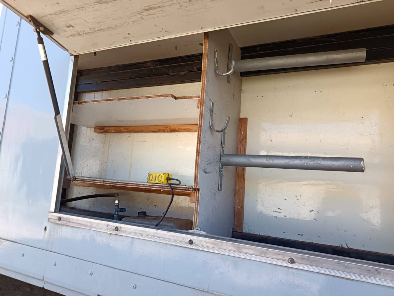 Camión para caballos Renault midlum 2004 De segunda mano