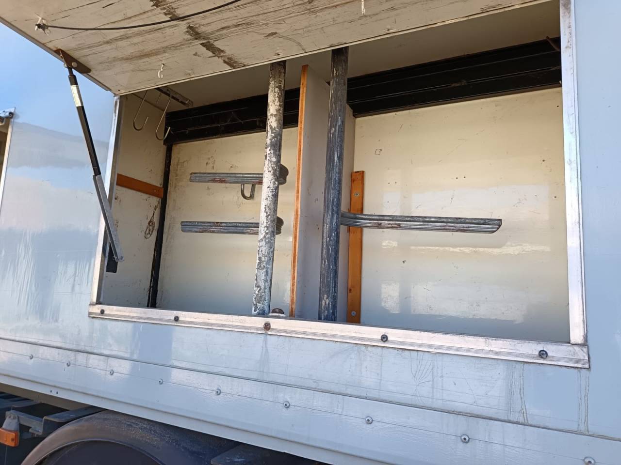 Camión para caballos Renault midlum 2004 De segunda mano