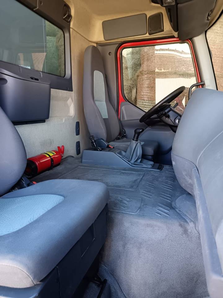 Camión para caballos Renault midlum 2004 De segunda mano