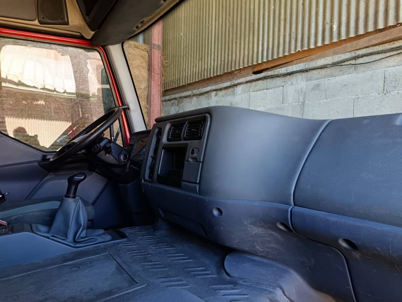 Camión para caballos Renault midlum 2004 De segunda mano