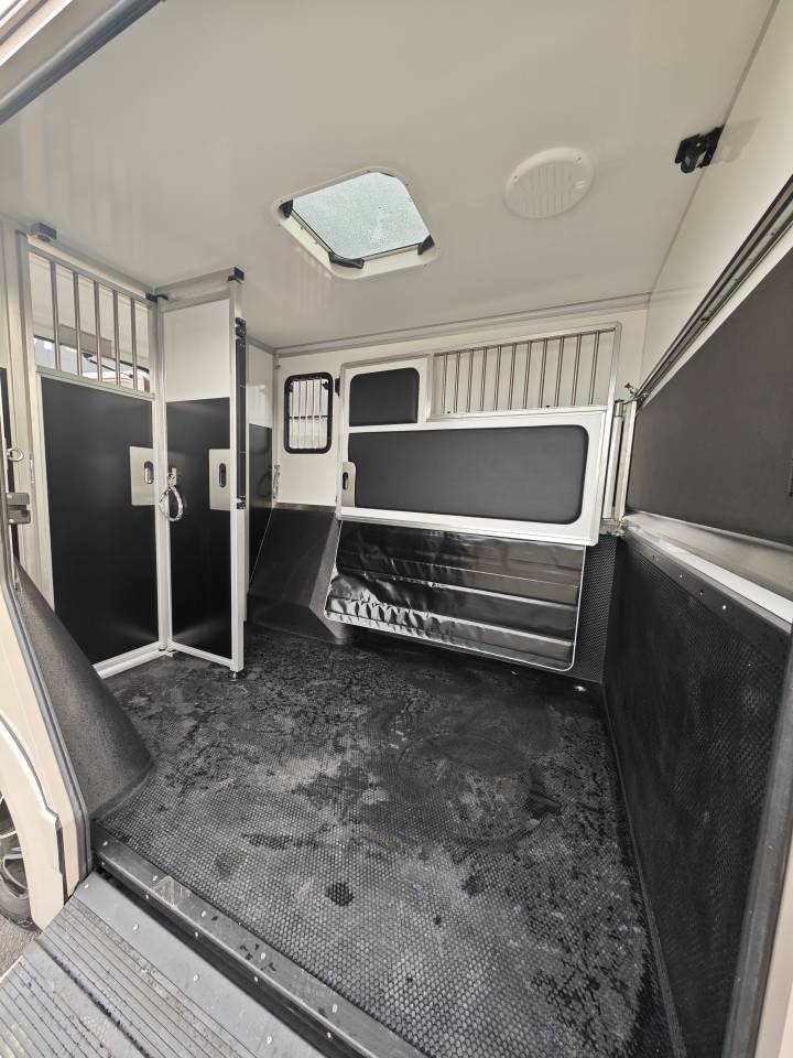 Furgoneta para caballos Krismar Horsebox 2-5 2025 Nuevo