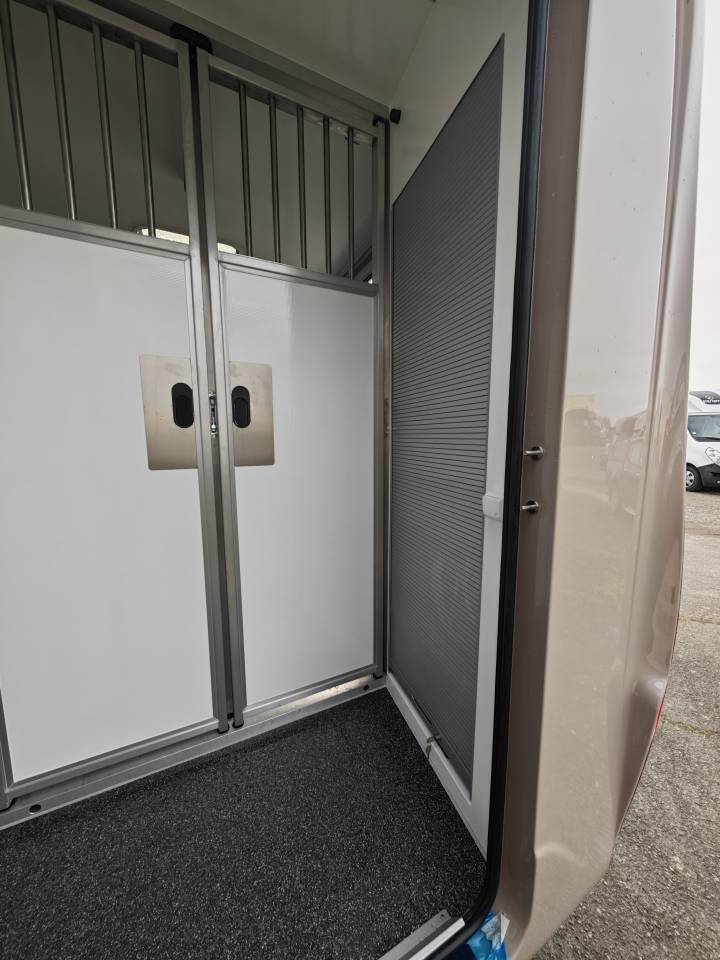 Furgoneta para caballos Krismar Horsebox 2-5 2025 Nuevo