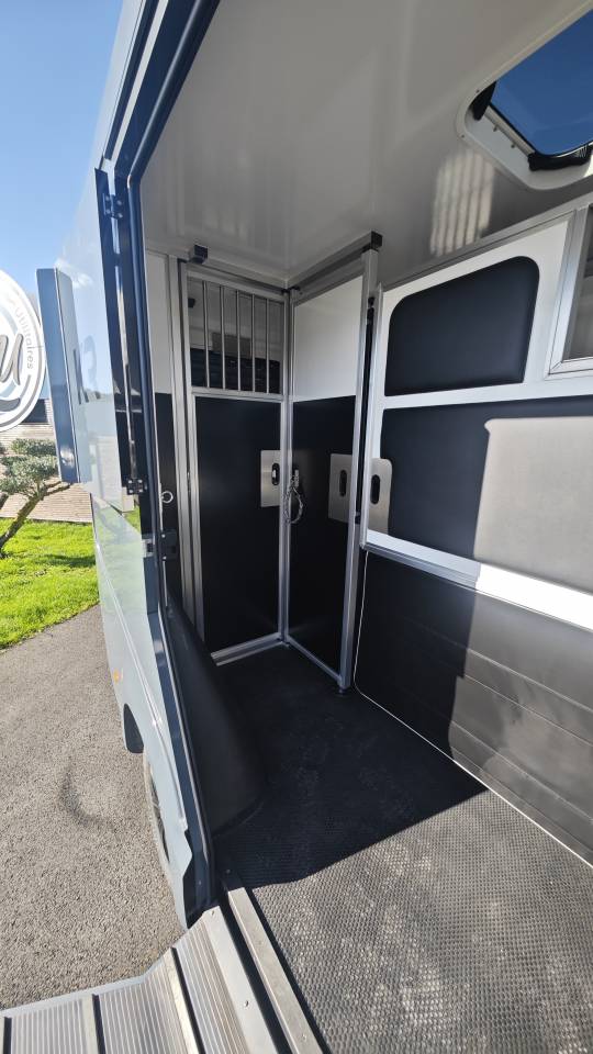 Furgoneta para caballos Krismar Man TGE Horsebox 5-2 2026 Nuevo