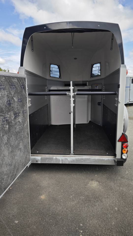 Van caballos Ifor Williams Hbe 506 2 Caballos 2025 Nuevo