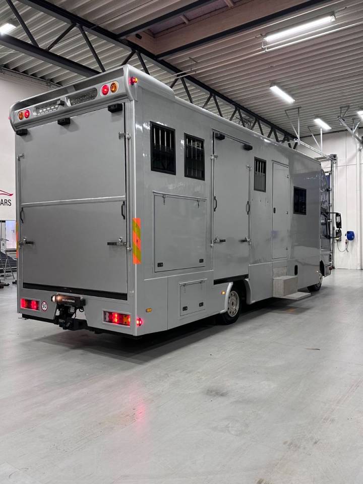 Camión para caballos Mercedes MERCEDES-BENZ 0 De segunda mano