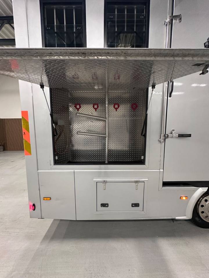 Camión para caballos Mercedes MERCEDES-BENZ 0 De segunda mano