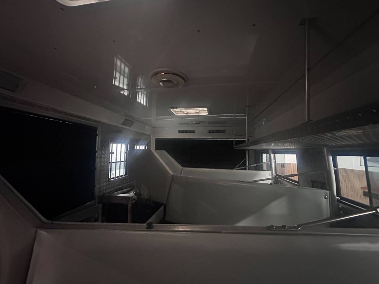 Camión para caballos Mercedes MERCEDES-BENZ 0 De segunda mano