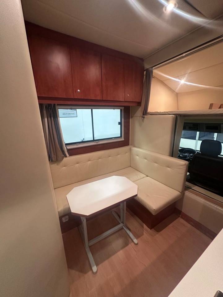 Camión para caballos Mercedes MERCEDES-BENZ 0 De segunda mano