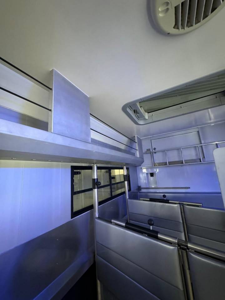 Camión para caballos Scania SCANIA 0 De segunda mano